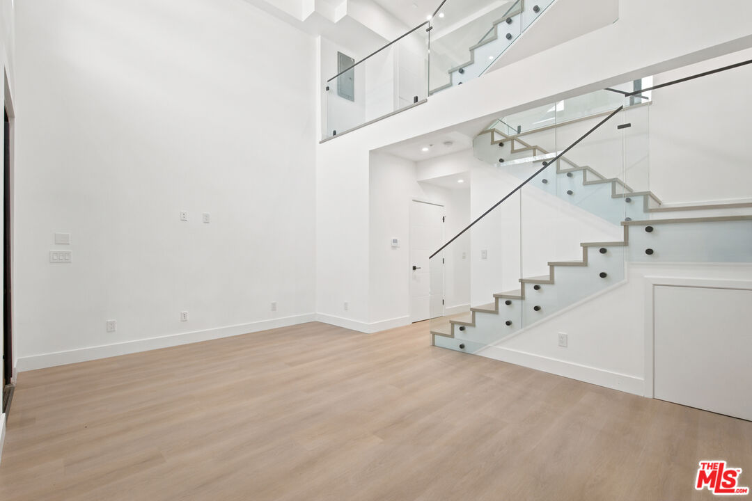 1159 N Formosa Ave Unit: 4