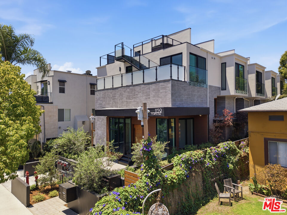 1159 N Formosa Ave Unit: 4