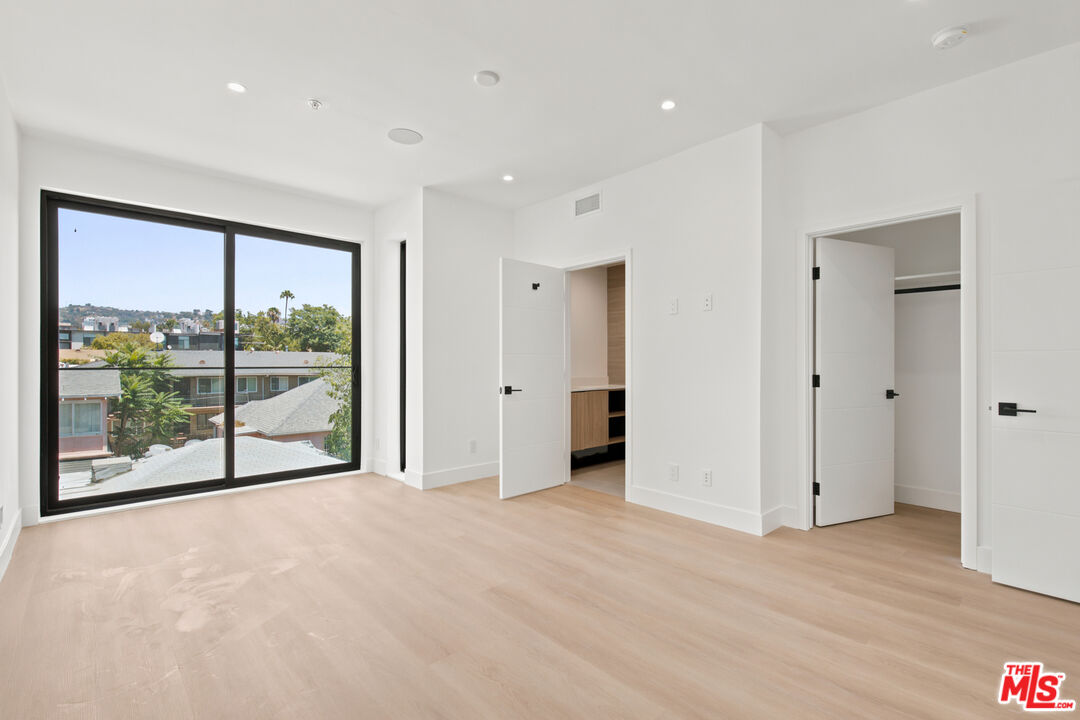 1159 N Formosa Ave Unit: 4