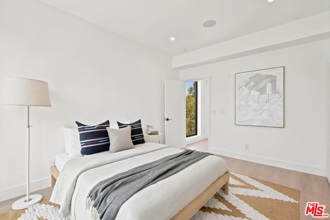 1159 N Formosa Ave Unit: 4