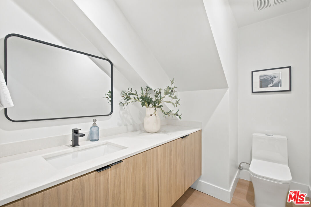 1159 N Formosa Ave Unit: 4