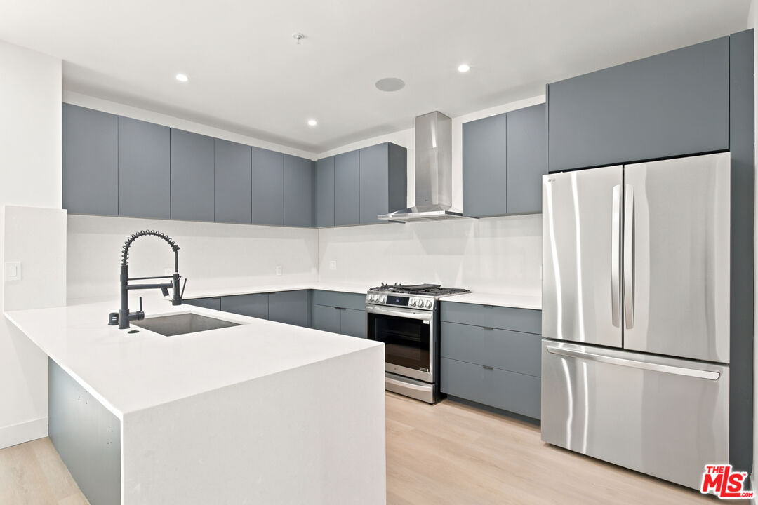1159 N Formosa Ave Unit: 4