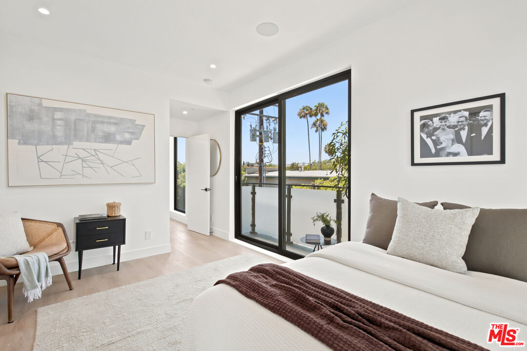 1159 N Formosa Ave Unit: 4
