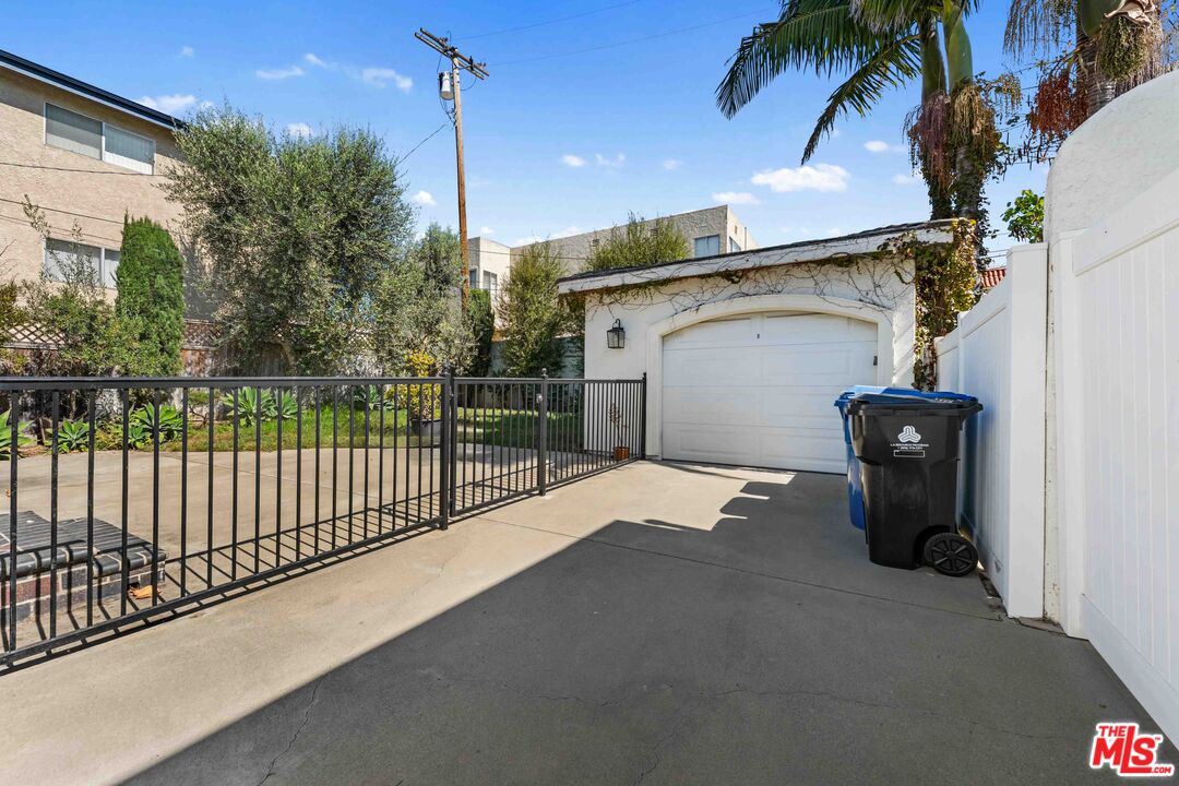 1280 W 8th St