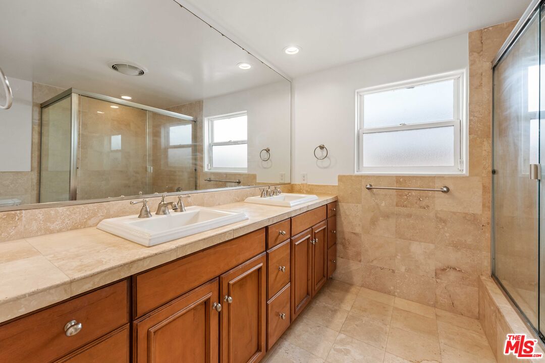 1280 W 8th St
