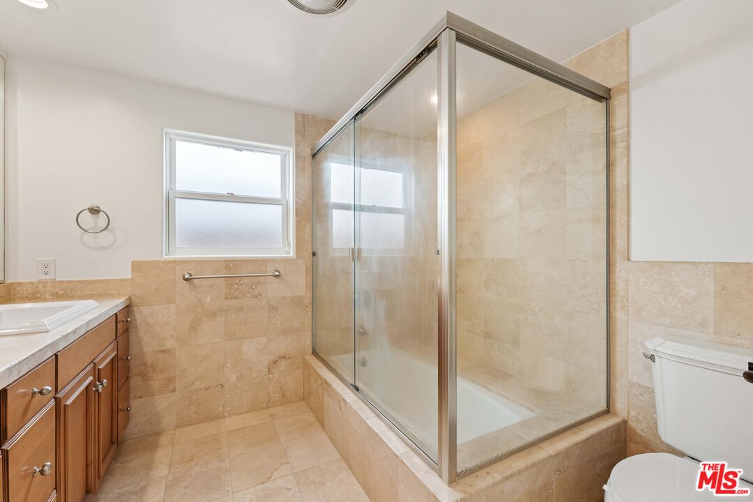 1280 W 8th St