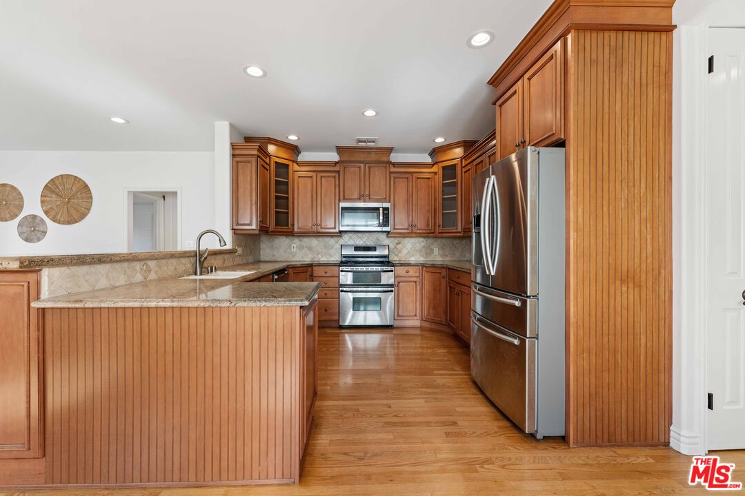 1280 W 8th St