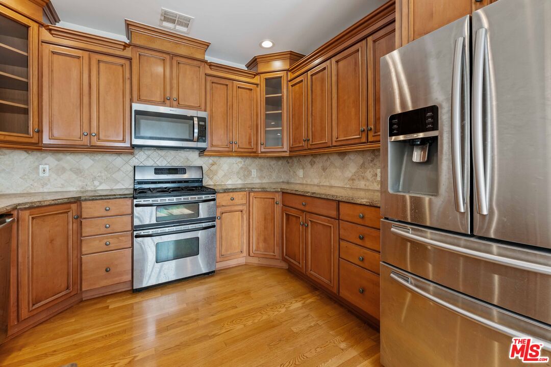 1280 W 8th St