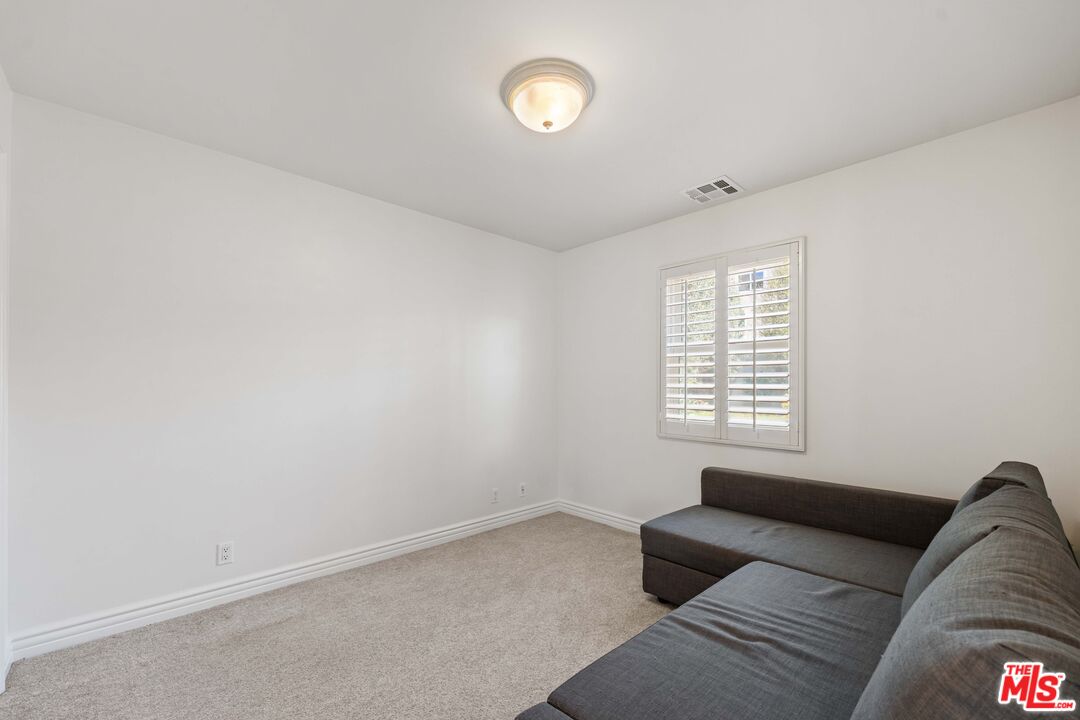 1280 W 8th St