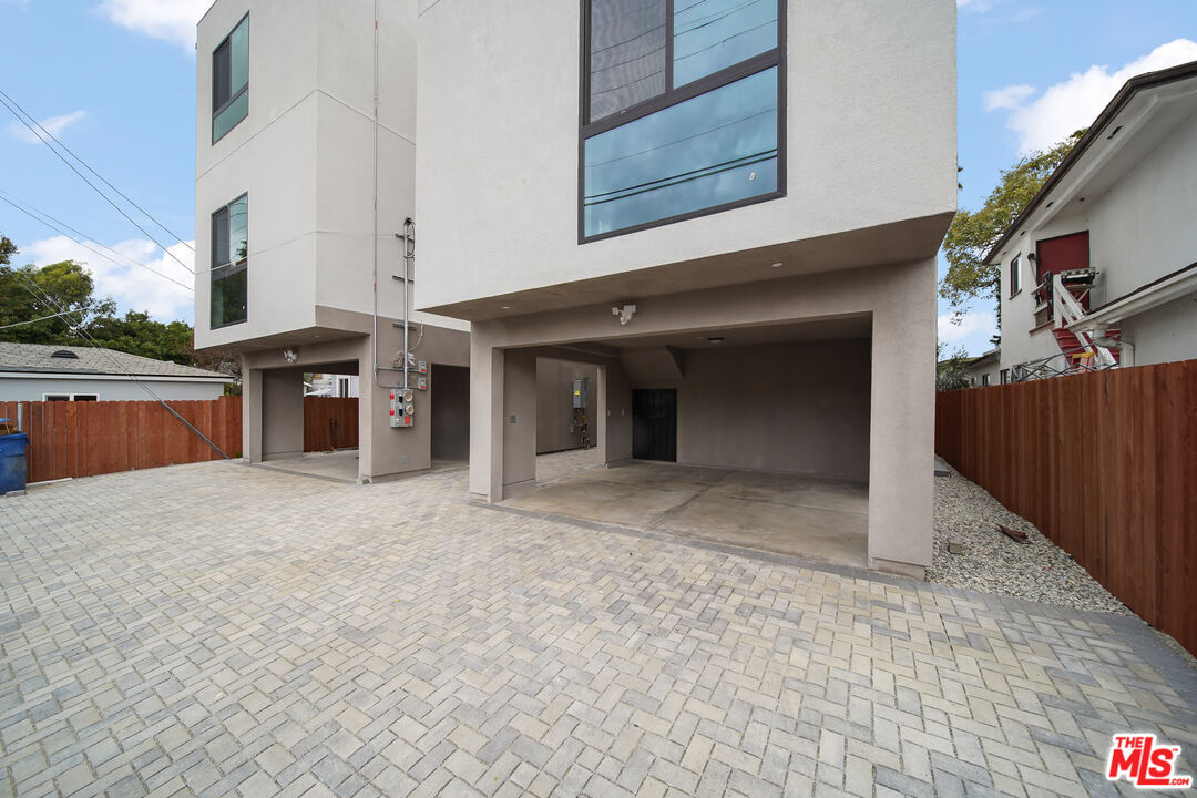8664 Cadillac Ave