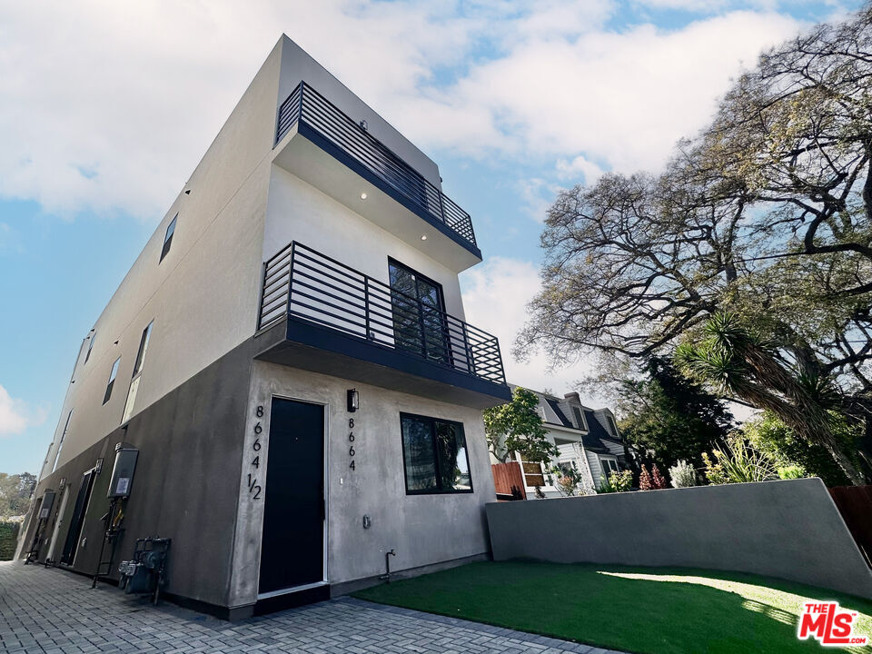 8664 Cadillac Ave