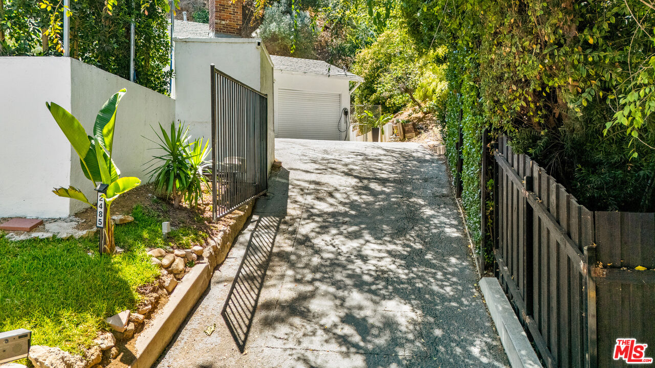 2485 Benedict Canyon Dr