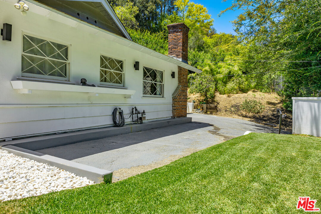 2485 Benedict Canyon Dr