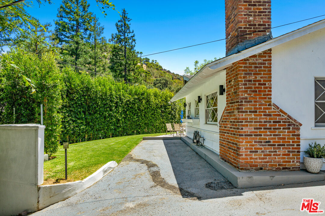 2485 Benedict Canyon Dr