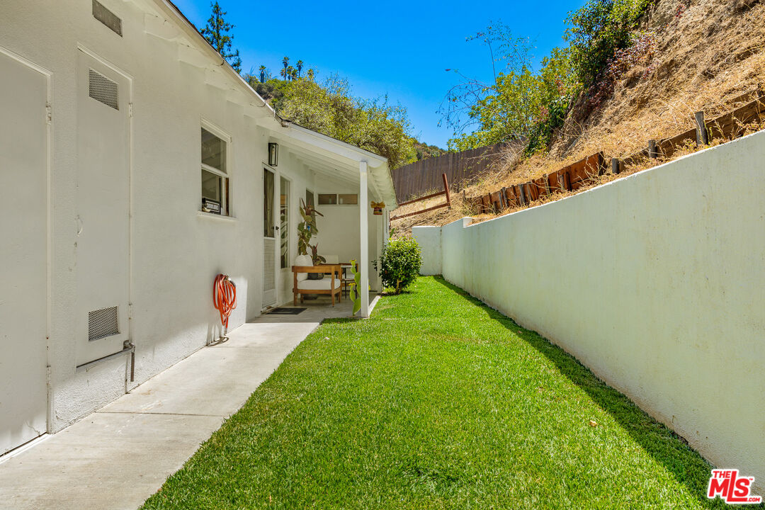 2485 Benedict Canyon Dr