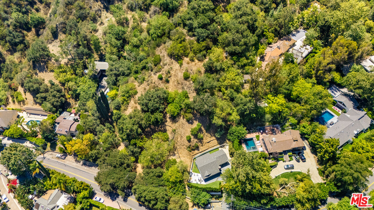 2485 Benedict Canyon Dr