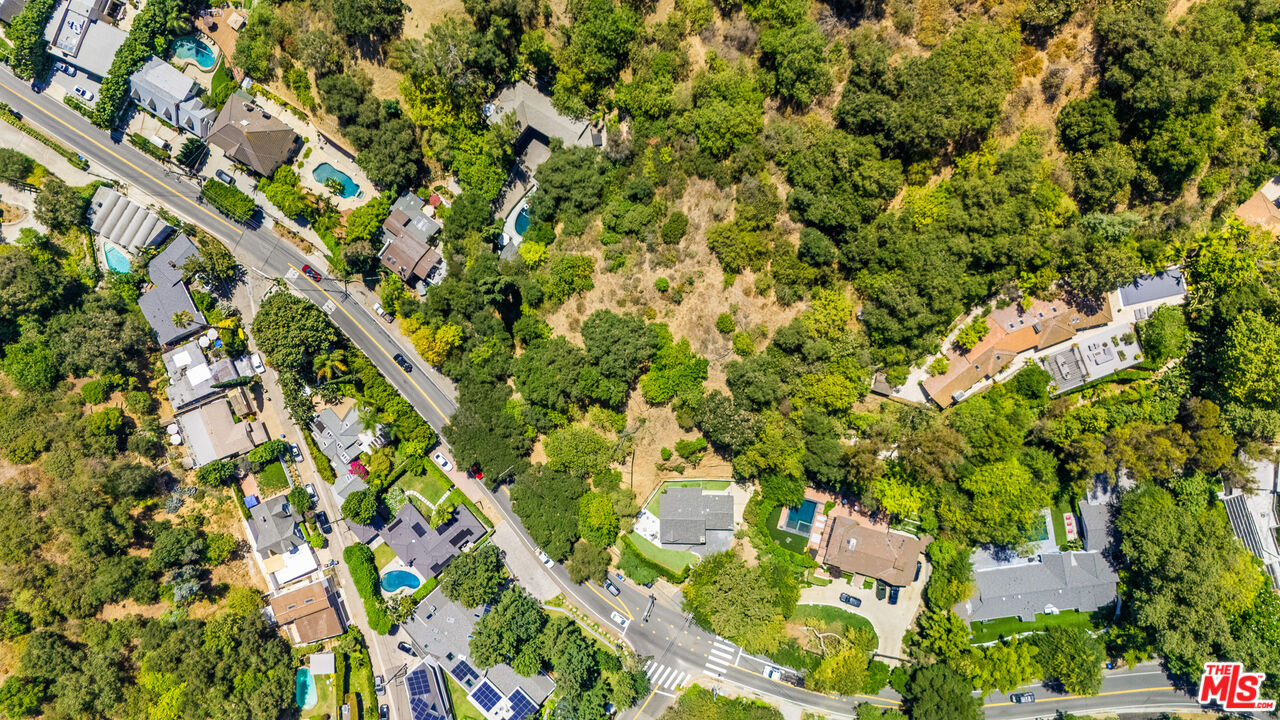 2485 Benedict Canyon Dr