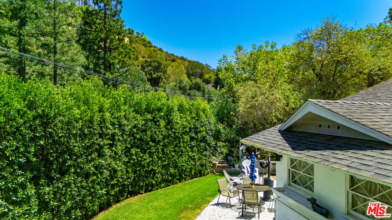 2485 Benedict Canyon Dr