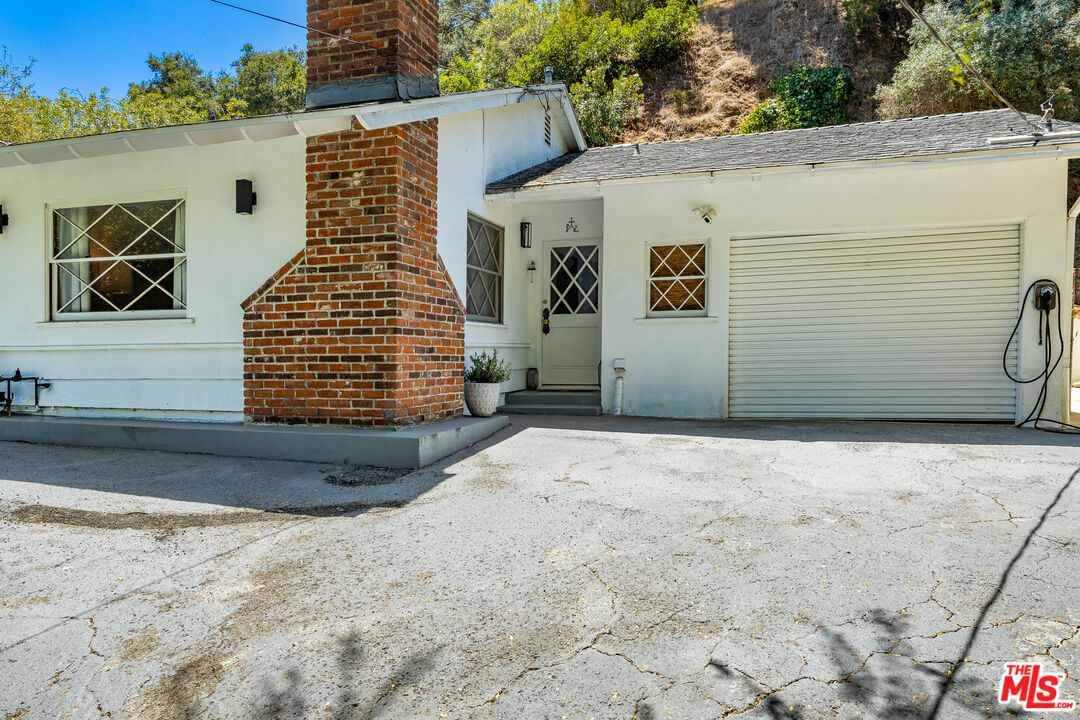 2485 Benedict Canyon Dr