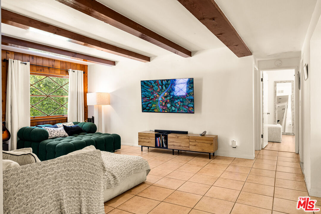 2485 Benedict Canyon Dr