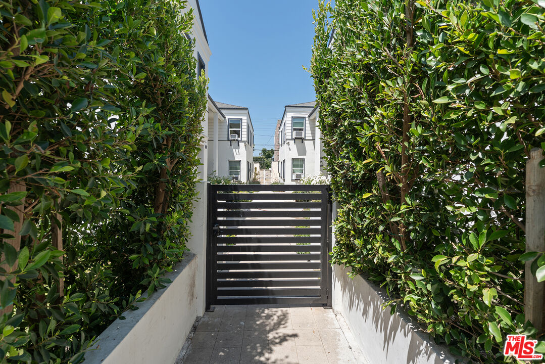 833 N Alfred St