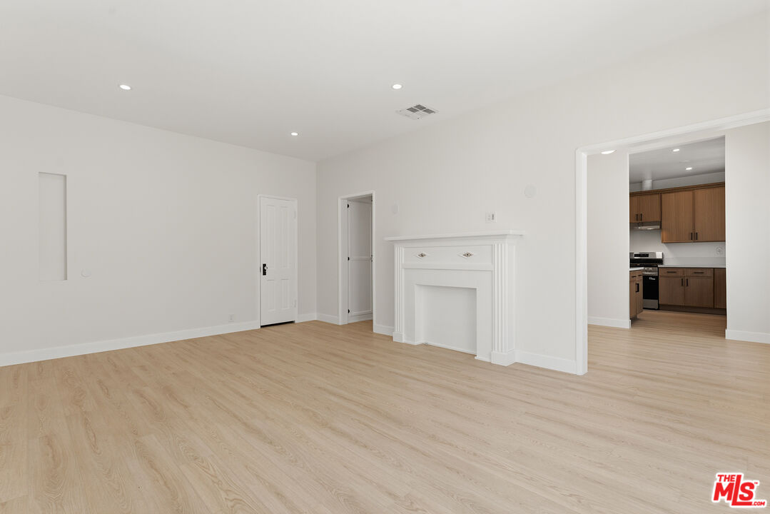 833 N Alfred St