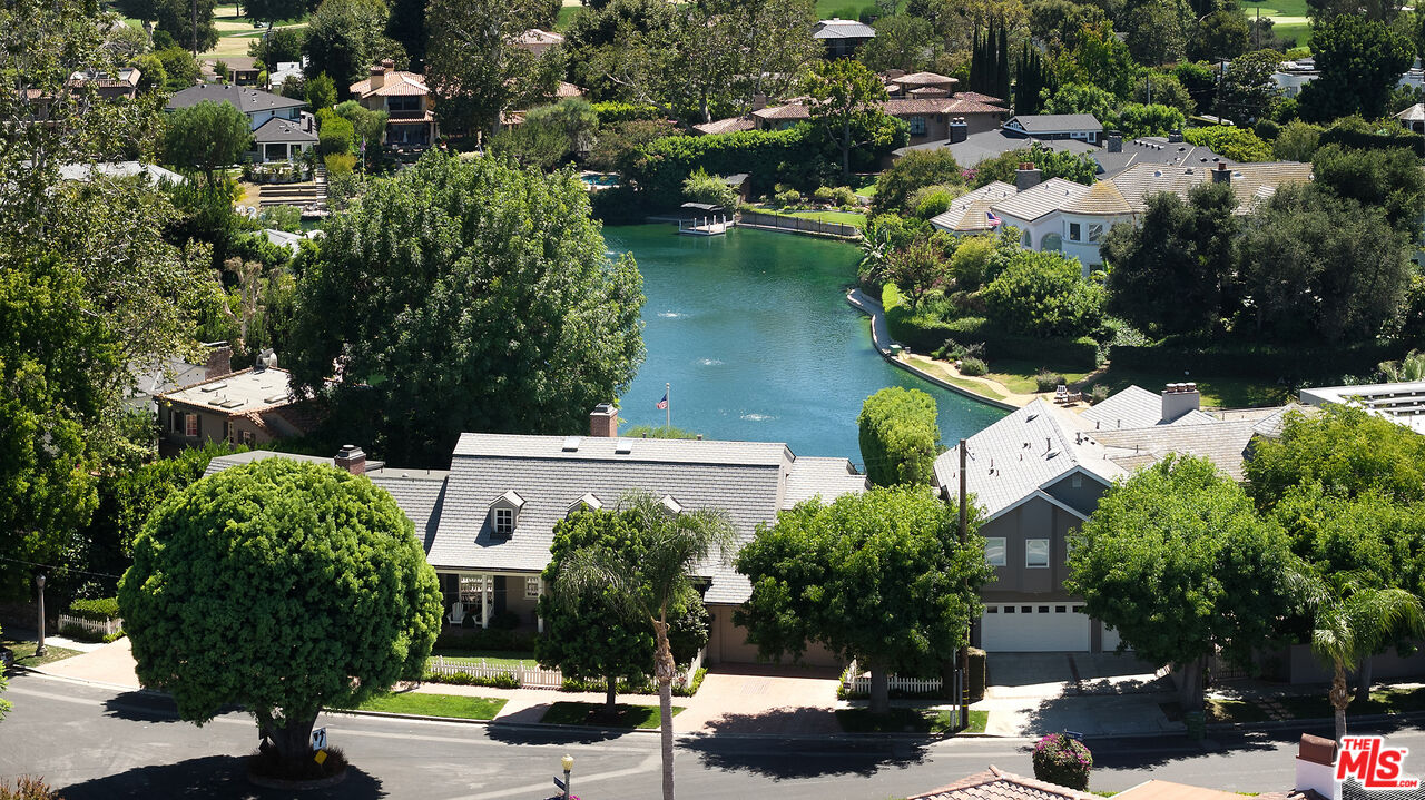 10030 Toluca Lake Ave