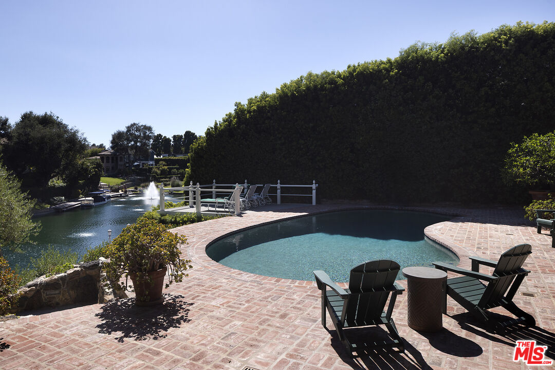10030 Toluca Lake Ave