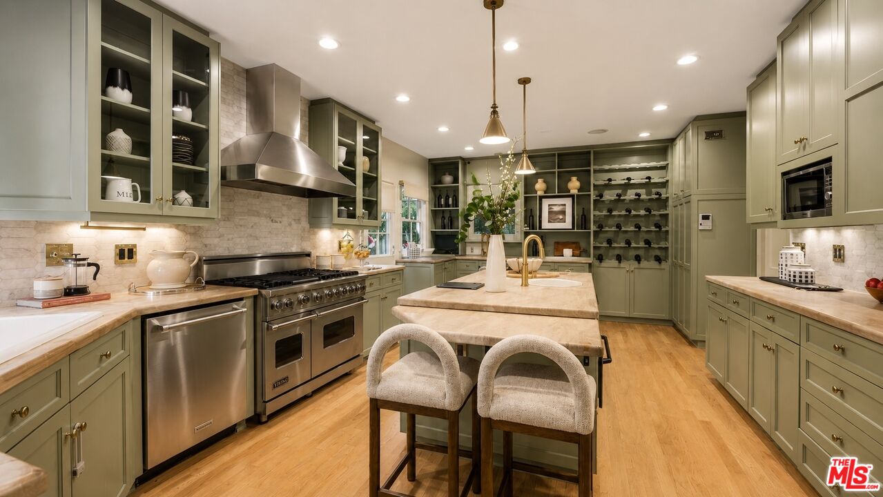 1506 Club View Dr