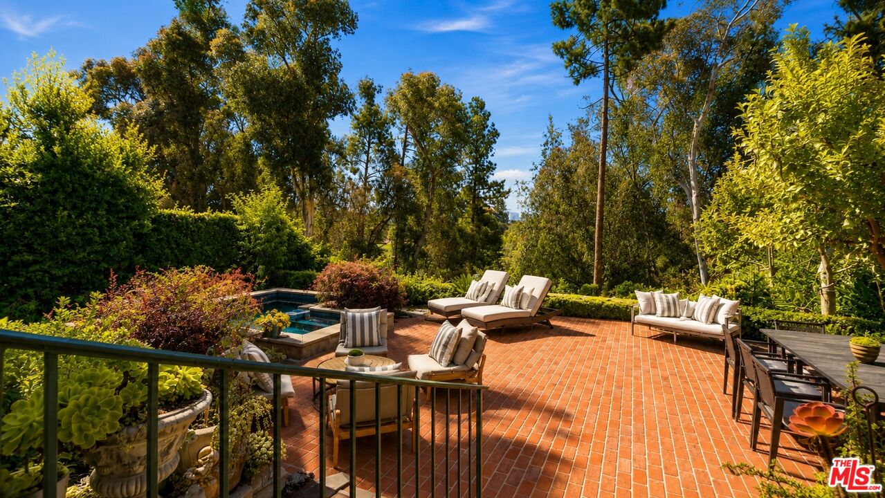 1506 Club View Dr