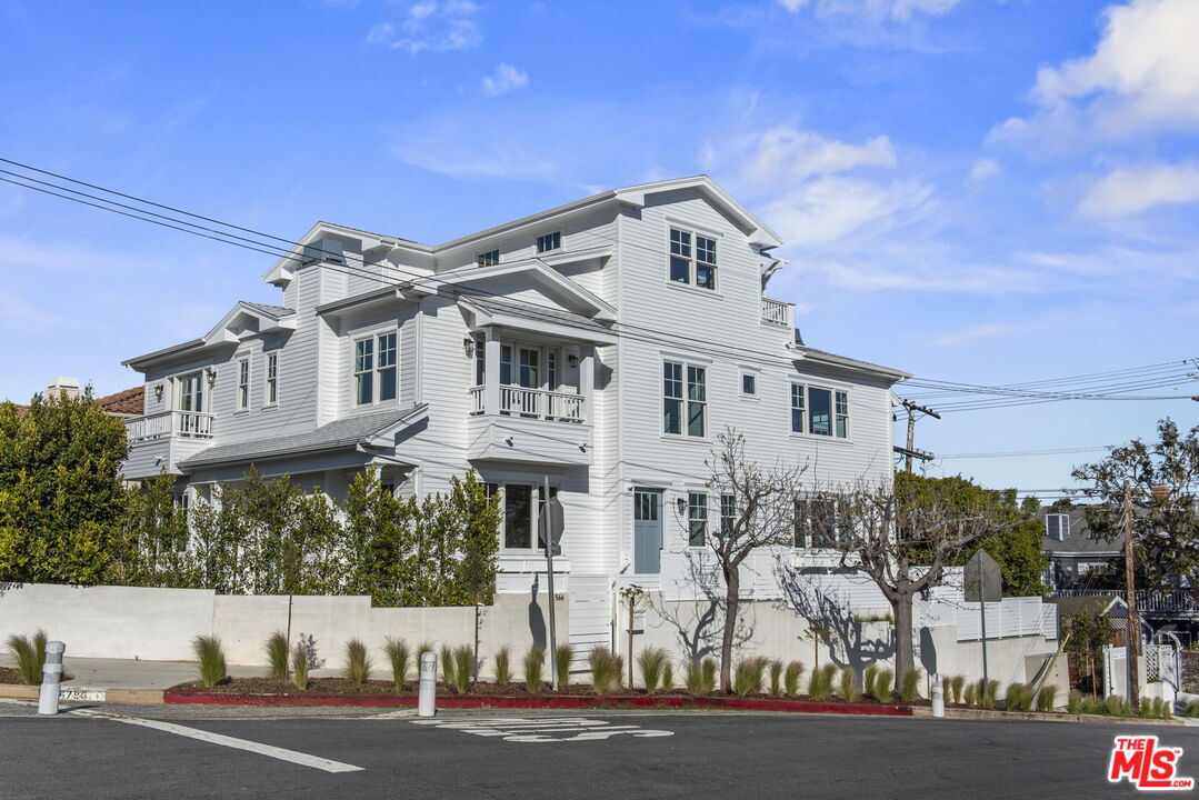 566 Ida St
