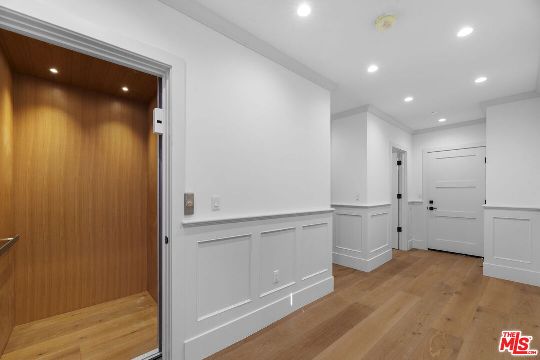 566 Ida St