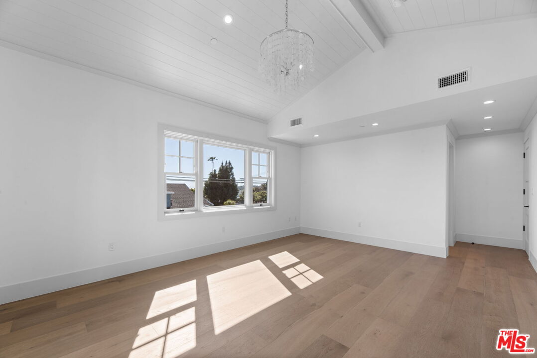 566 Ida St