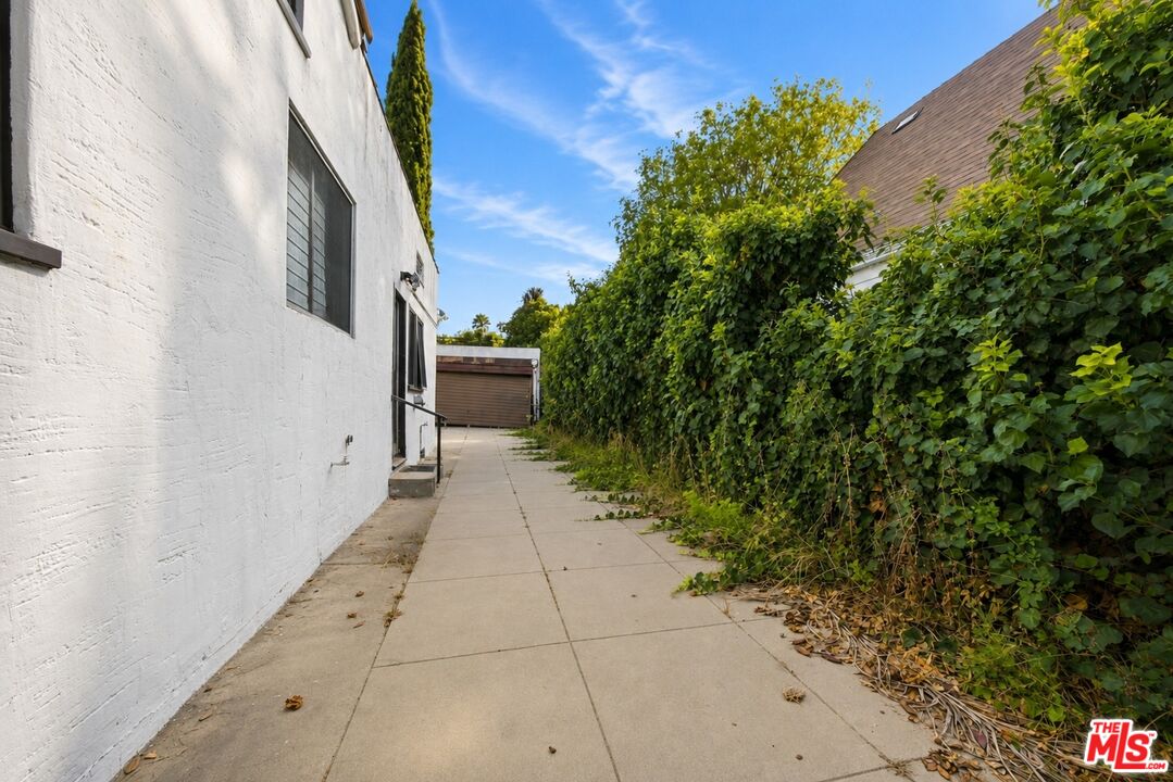 513 N Rexford Dr