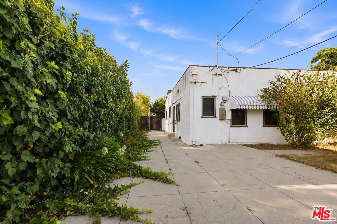 513 N Rexford Dr