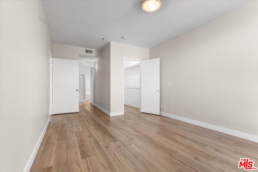 5350 White Oak Ave Unit: 209