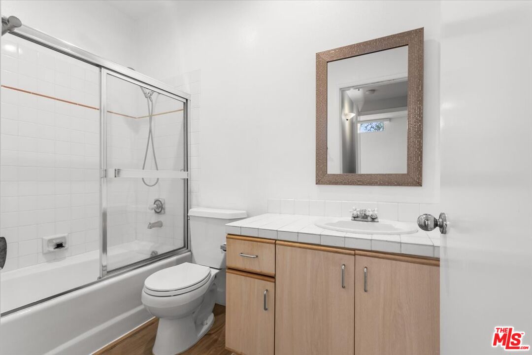 5350 White Oak Ave Unit: 209