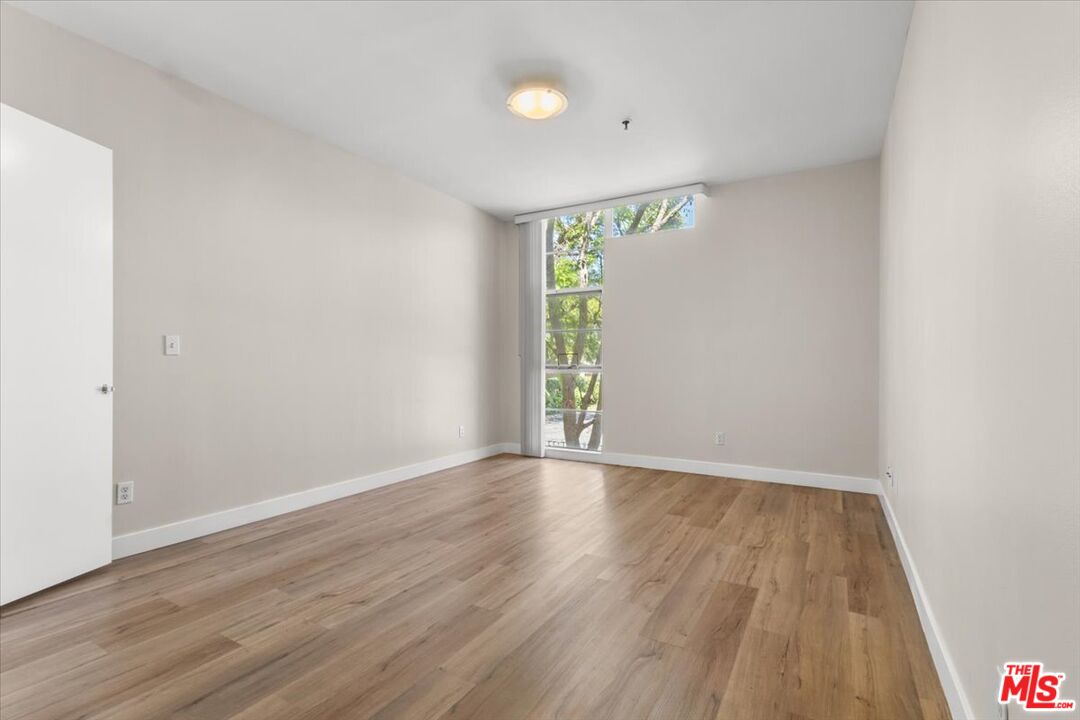 5350 White Oak Ave Unit: 209