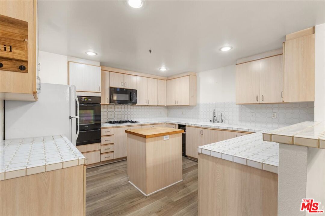5350 White Oak Ave Unit: 209