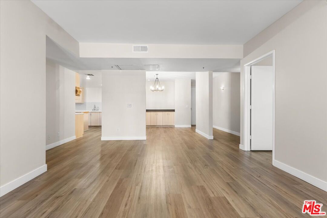 5350 White Oak Ave Unit: 209
