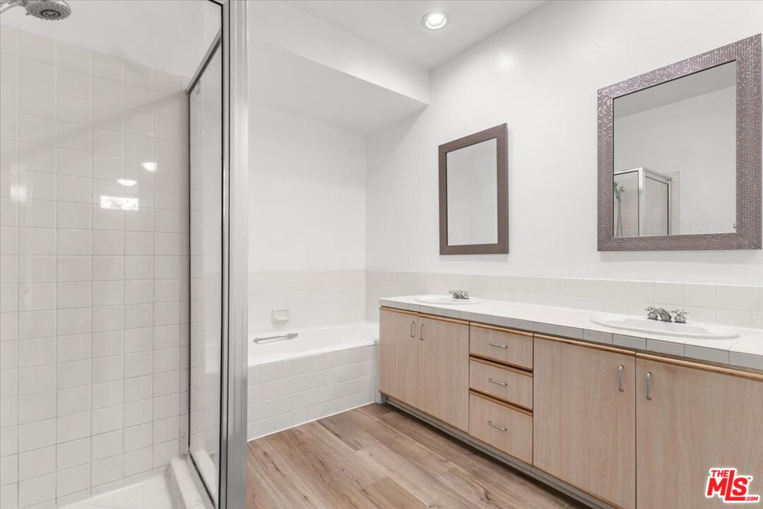 5350 White Oak Ave Unit: 209
