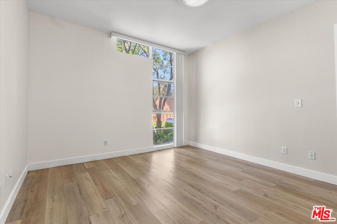 5350 White Oak Ave Unit: 209