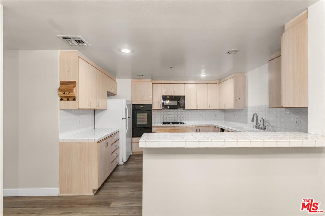 5350 White Oak Ave Unit: 209