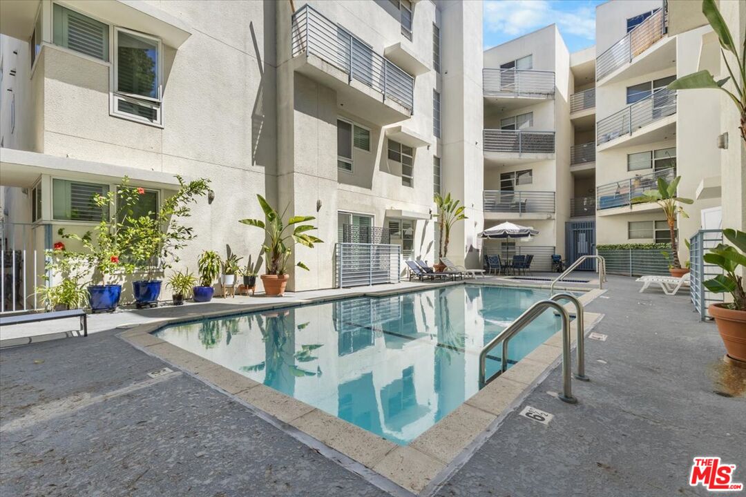 5350 White Oak Ave Unit: 209