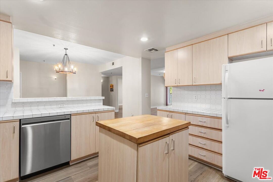 5350 White Oak Ave Unit: 209