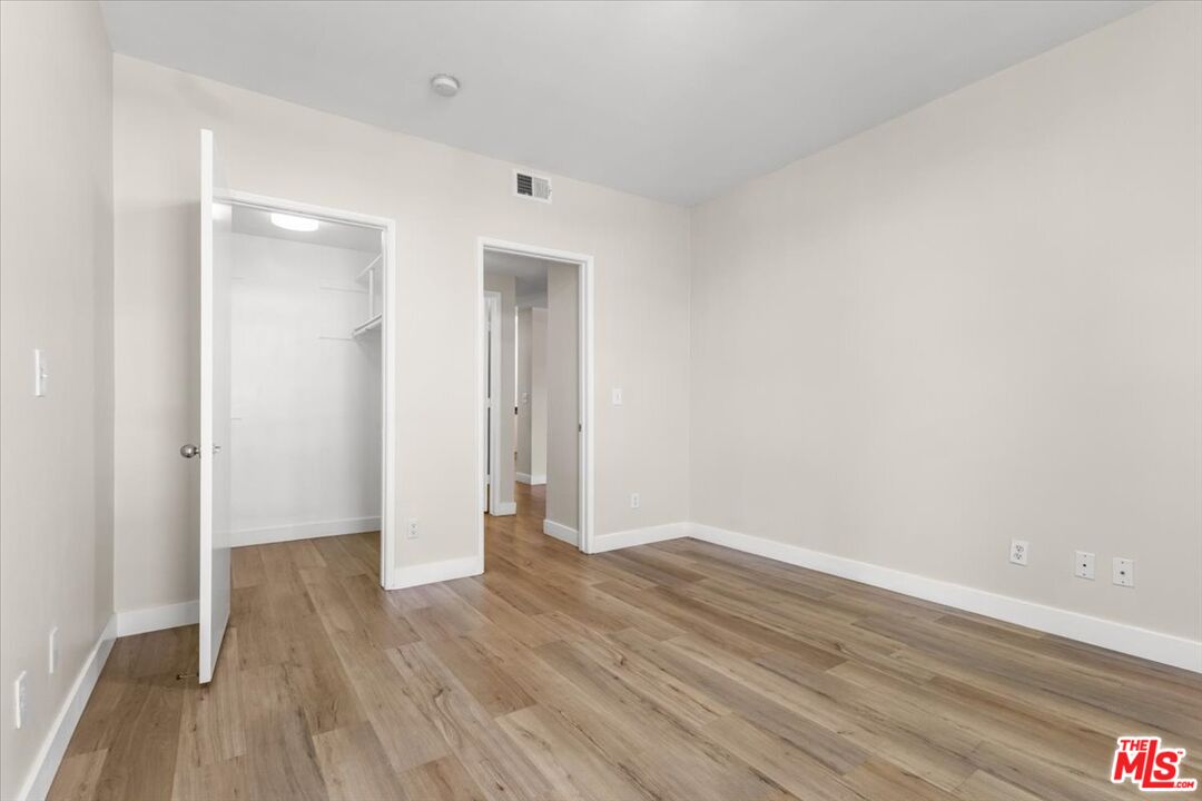 5350 White Oak Ave Unit: 209