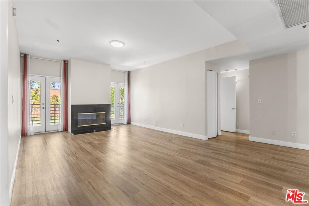 5350 White Oak Ave Unit: 209