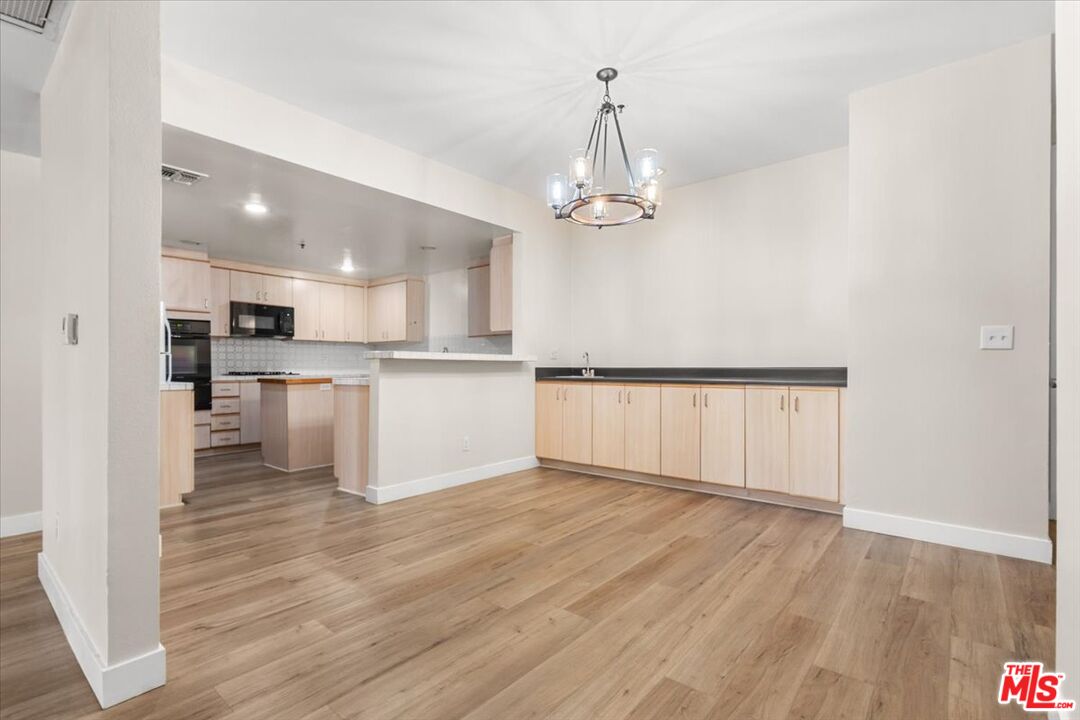 5350 White Oak Ave Unit: 209