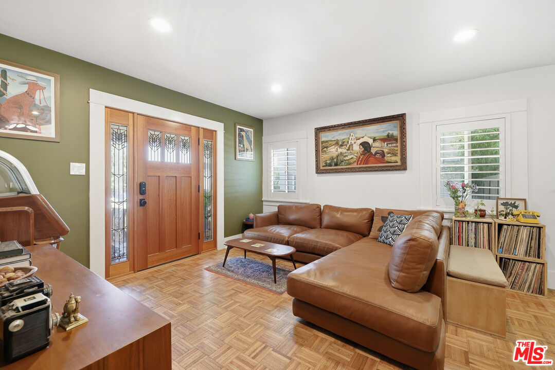 933 Walnut Ave