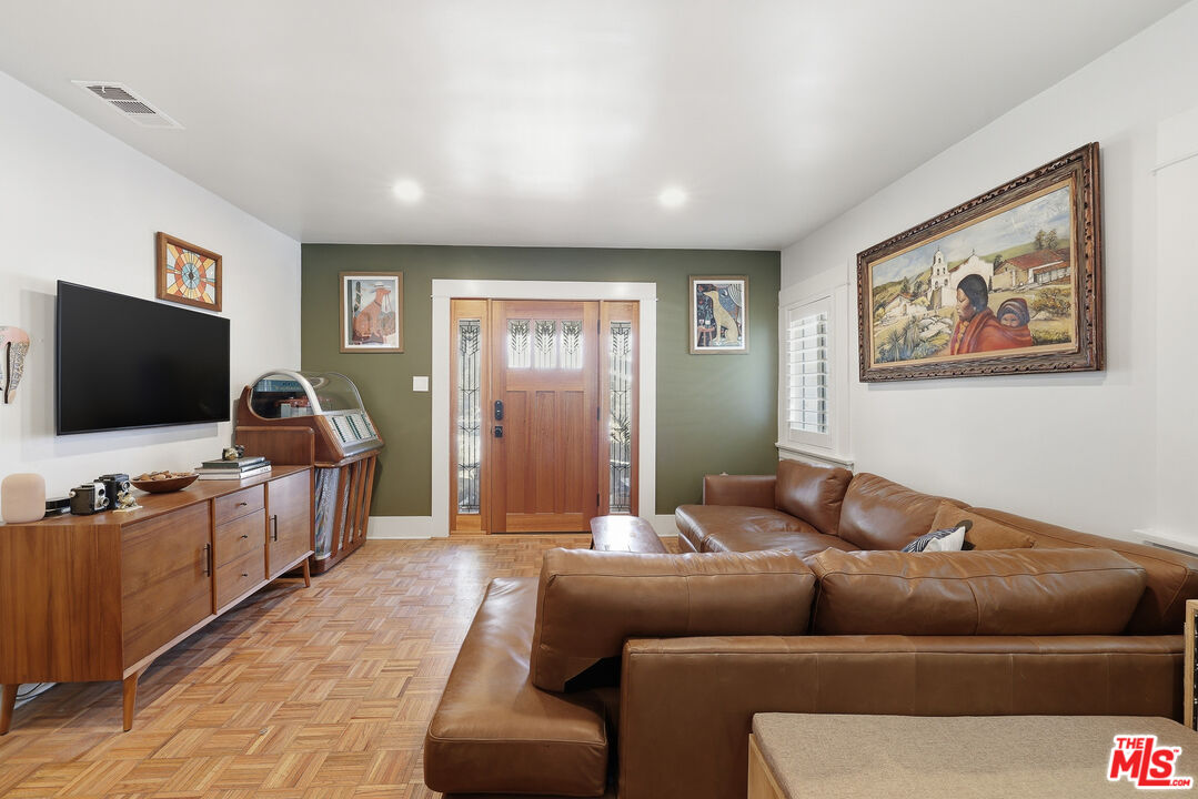 933 Walnut Ave